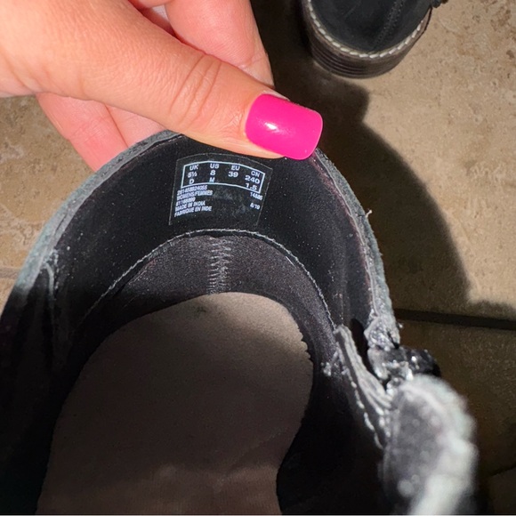 Black Ankle Boots with Sleek Design and Versatile Style - Picture 5 of 6